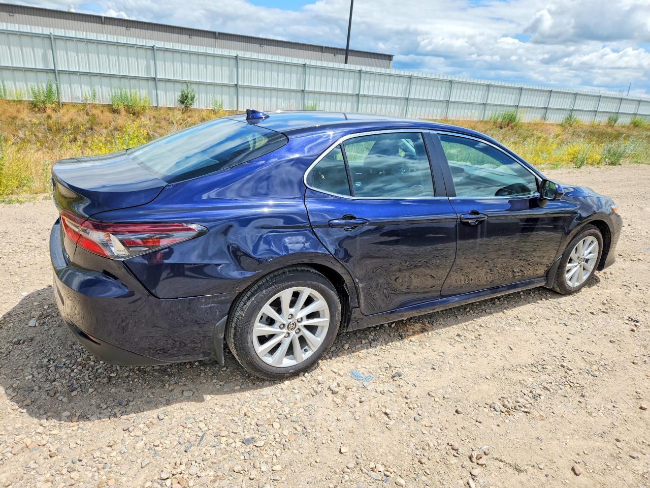 2022 Toyota Camry Le - Фото 3