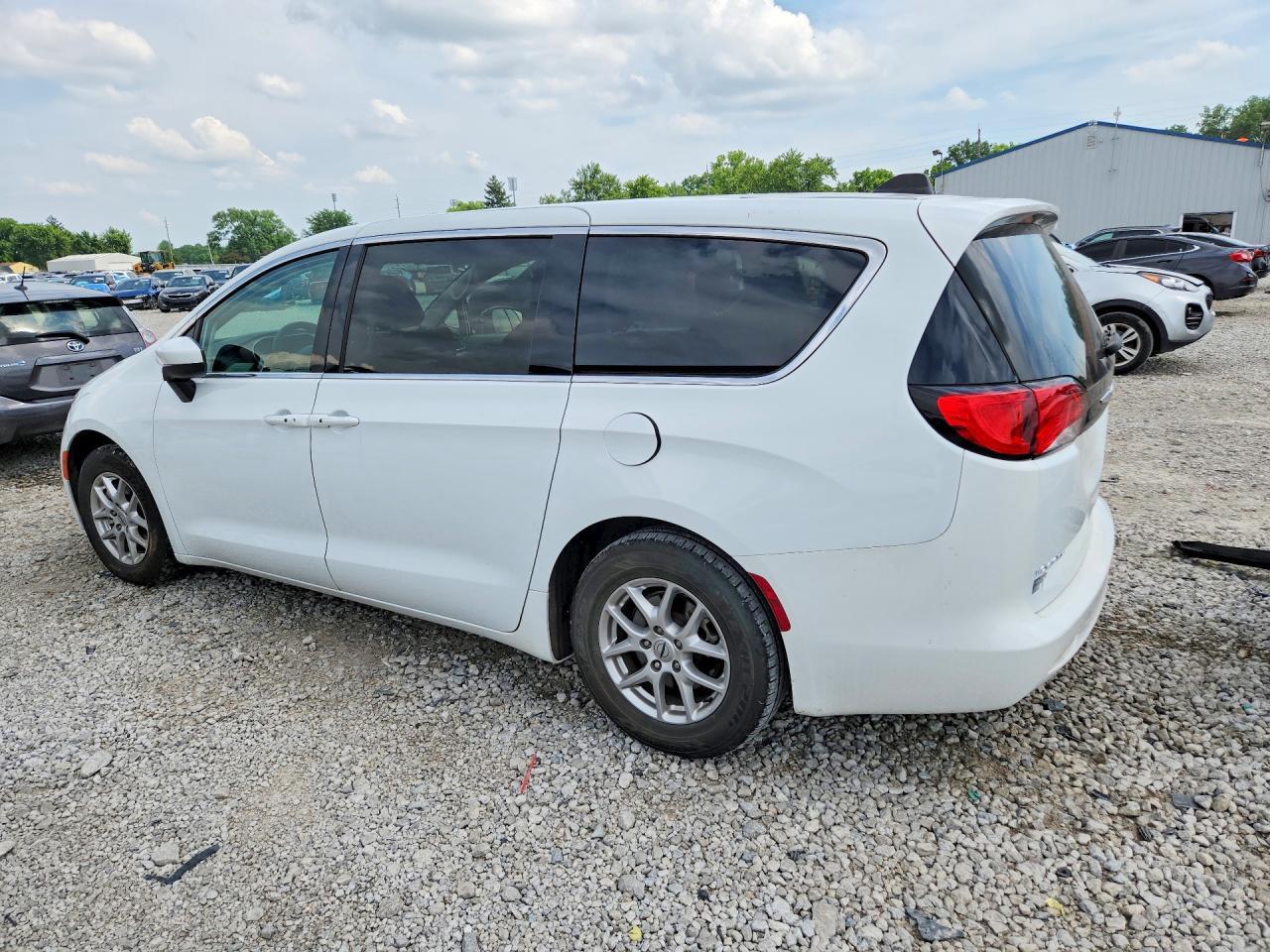 2022 Chrysler Voyager Lx - Фото 2