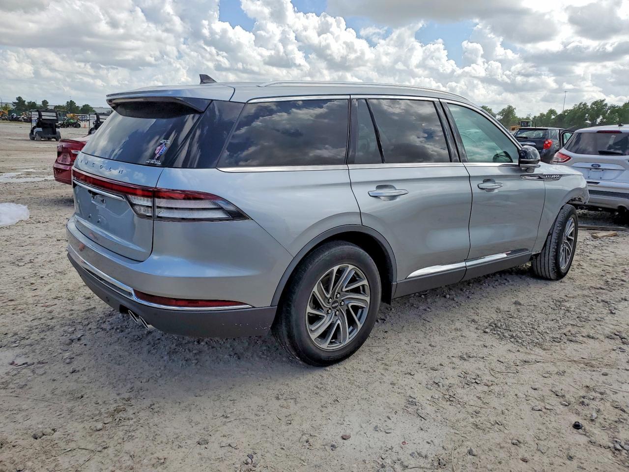 2023 Lincoln Aviator - Image 3