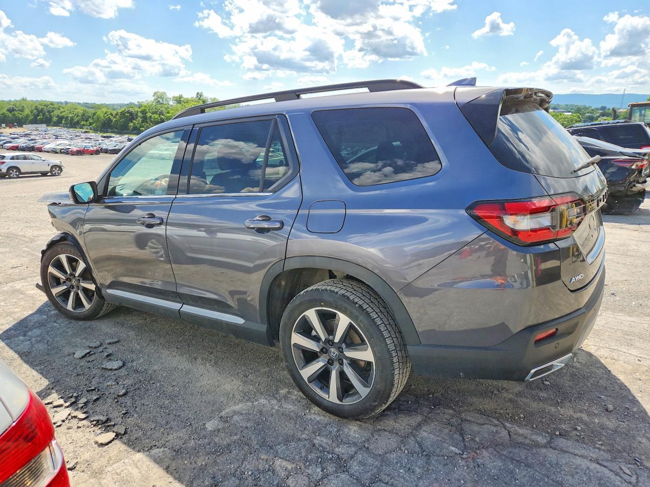 2023 Honda Pilot Touring - Image 2