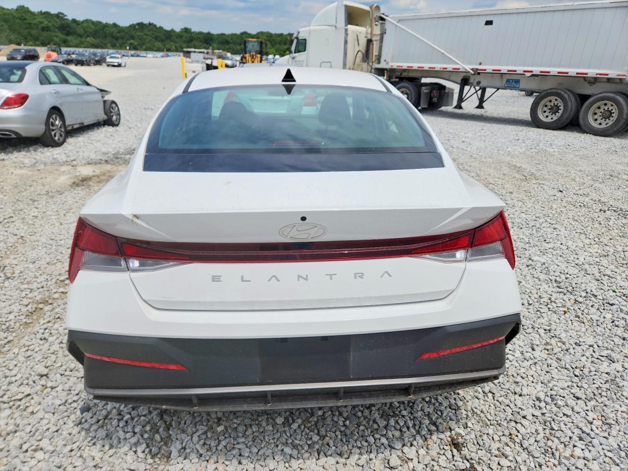2025 Hyundai Elantra Se - Image 6