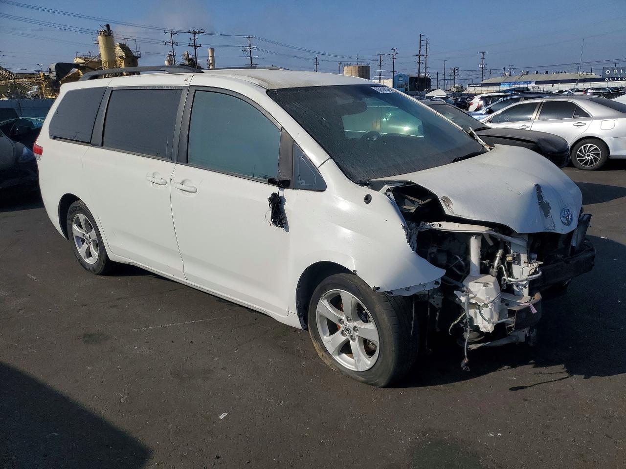 2013 Toyota Sienna Le 8-Passenger - Image 4