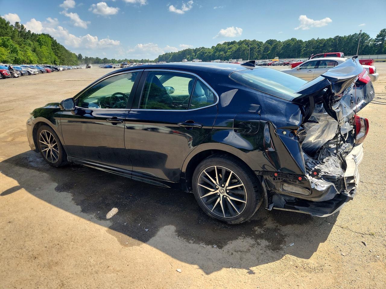 2022 Toyota Camry Se - Фото 2