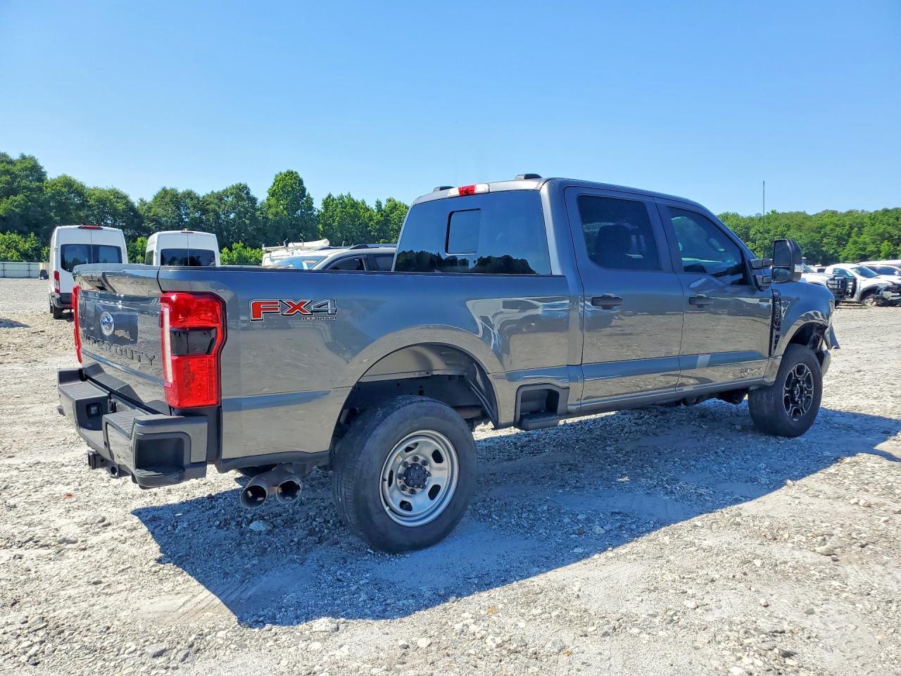 2025 Ford F250 Super Duty - Фото 3