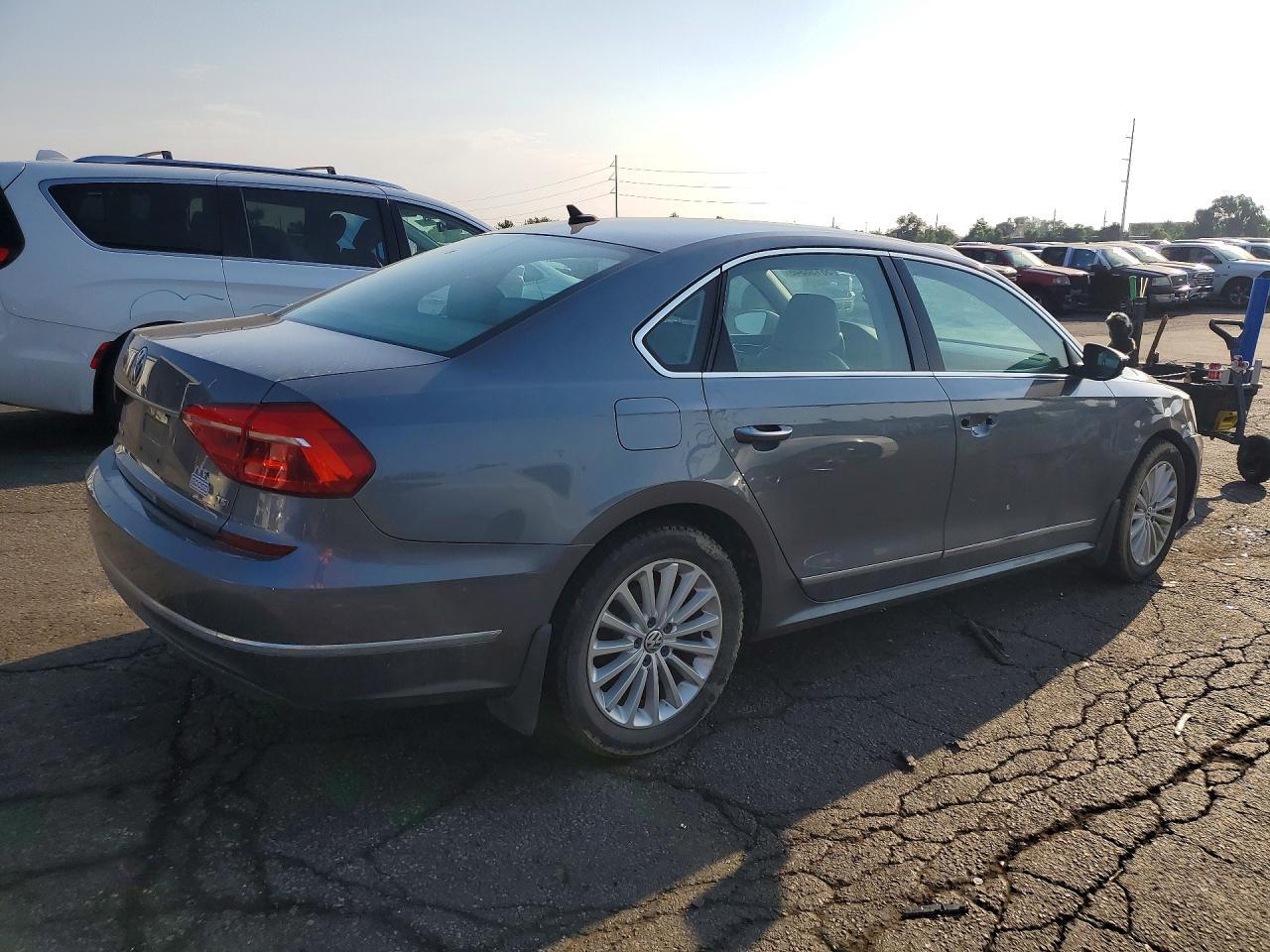 2016 Volkswagen Passat Se - Фото 3