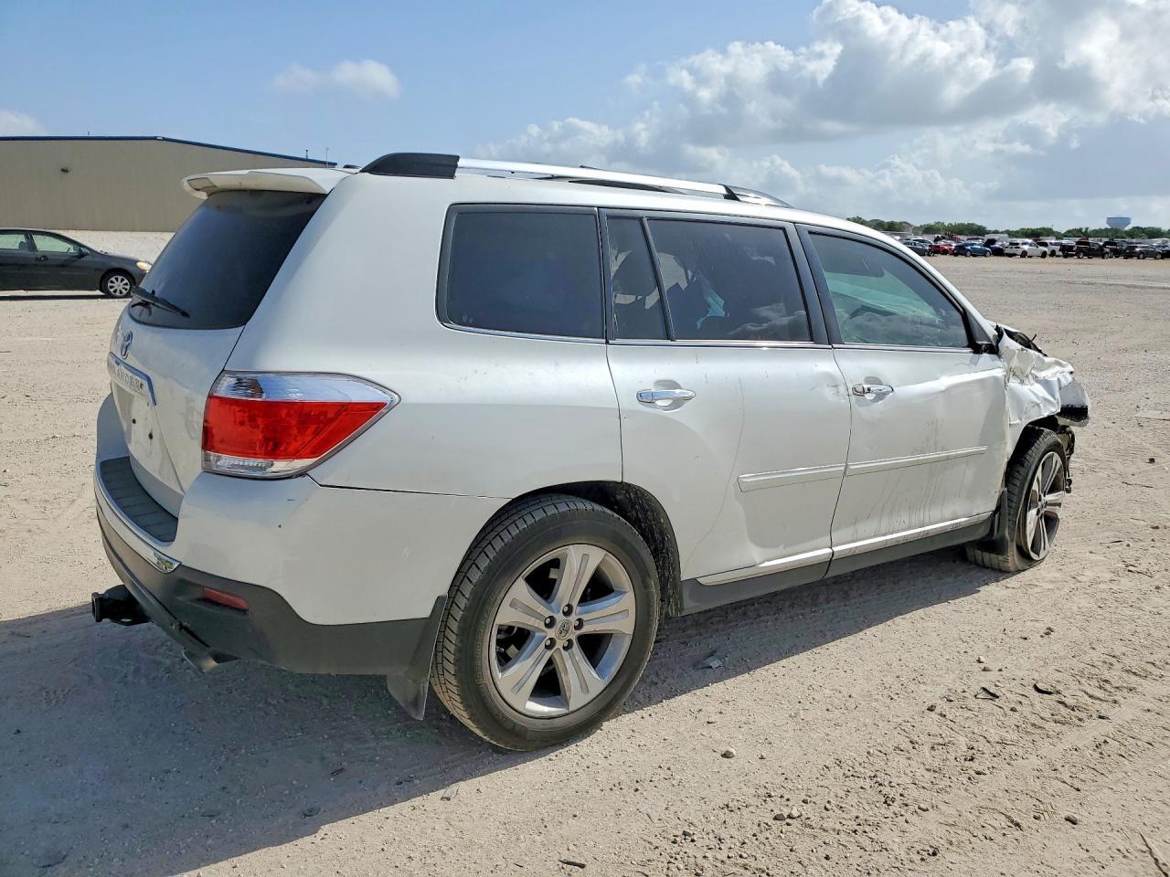2013 Toyota Highlander Limited - Image 3