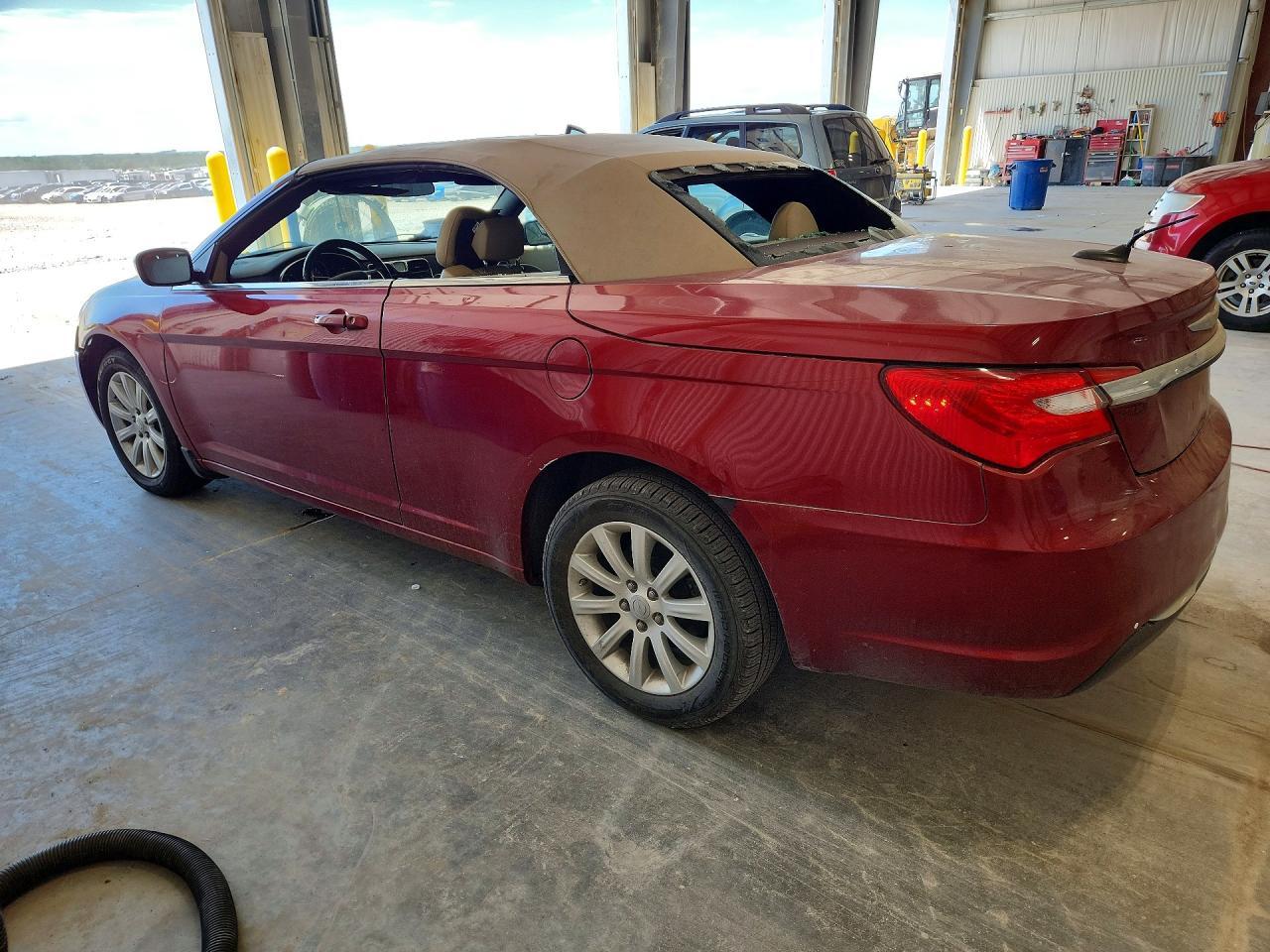 2011 Chrysler 200 Touring - Фото 2