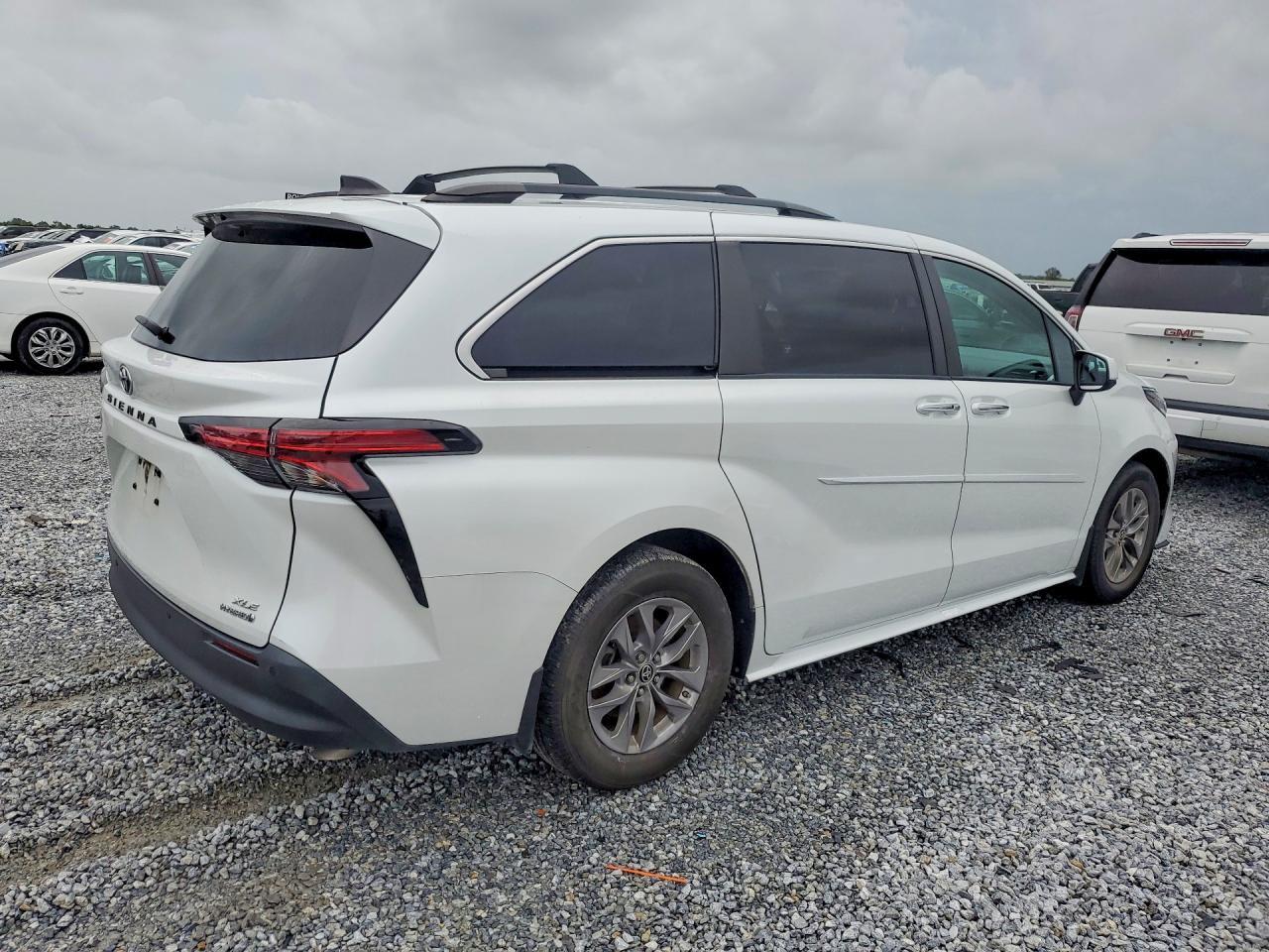2022 Toyota Sienna Xle - Фото 3
