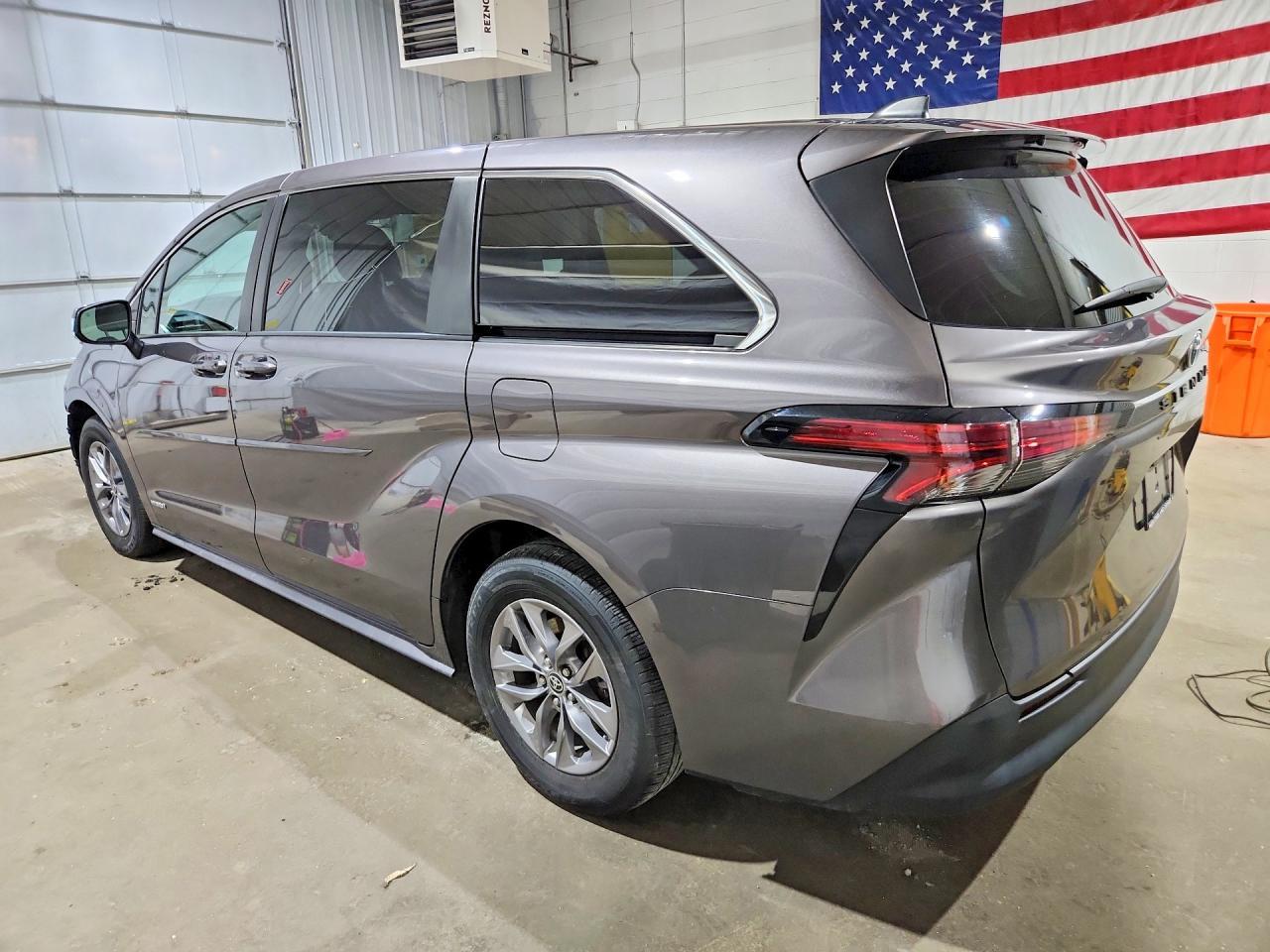 2021 Toyota Sienna Le - Image 2