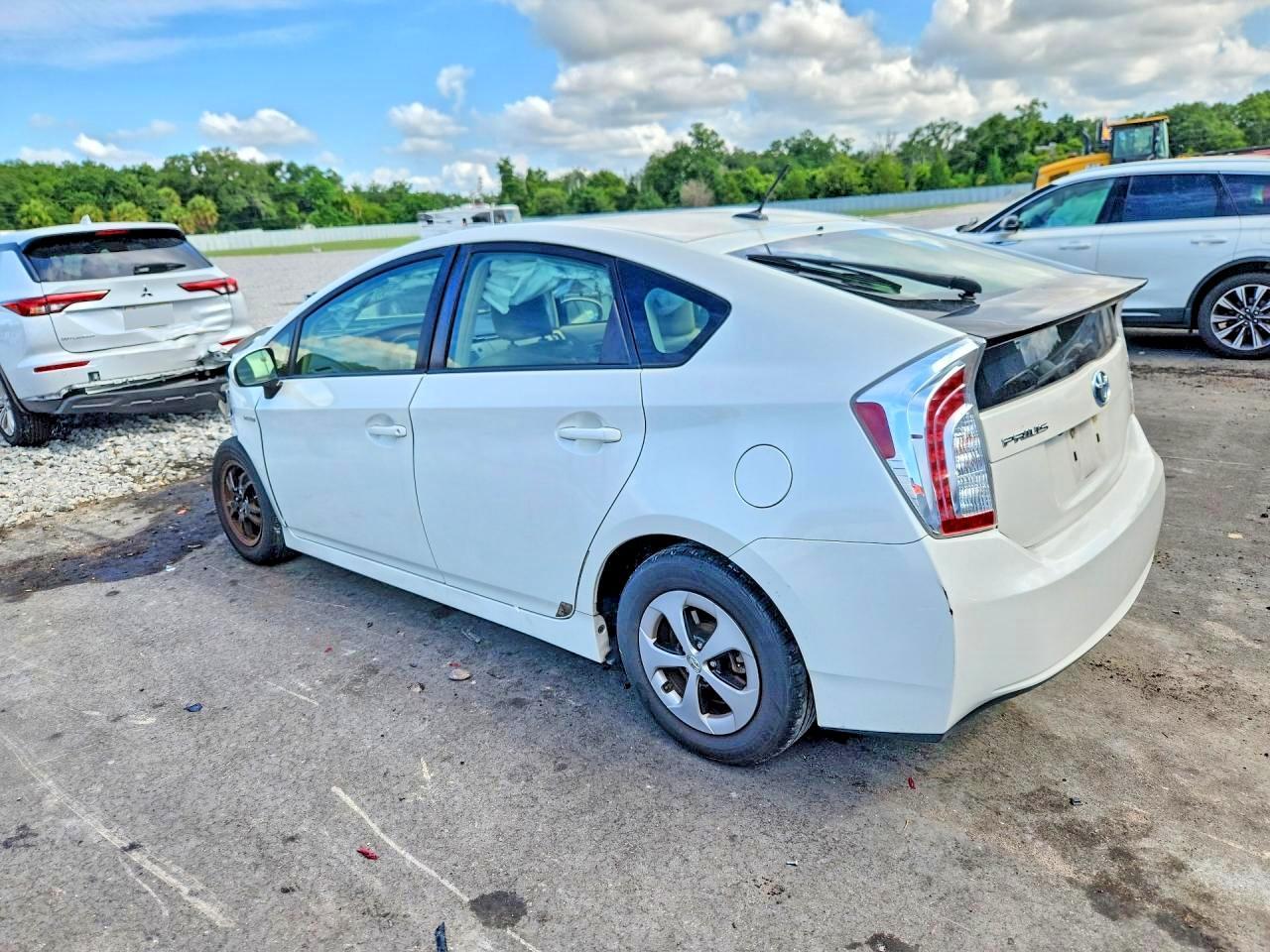 2015 Toyota Prius Four - Image 2