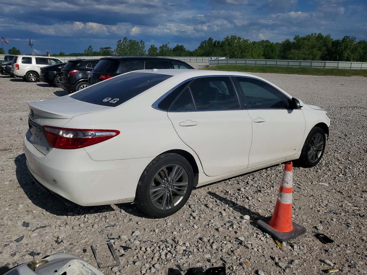 2017 Toyota Camry Se - Фото 3