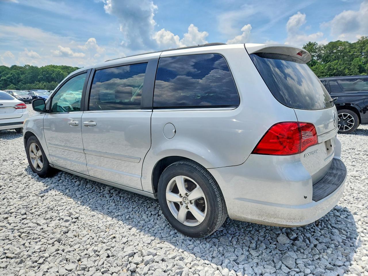 2011 Volkswagen Routan Sel - Image 2