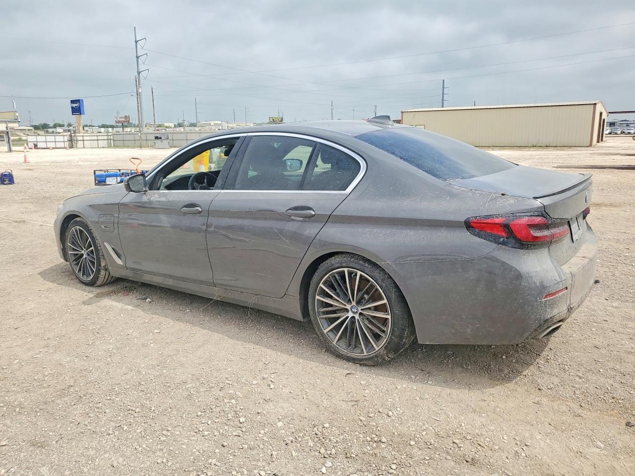 2022 BMW 530E - Image 2