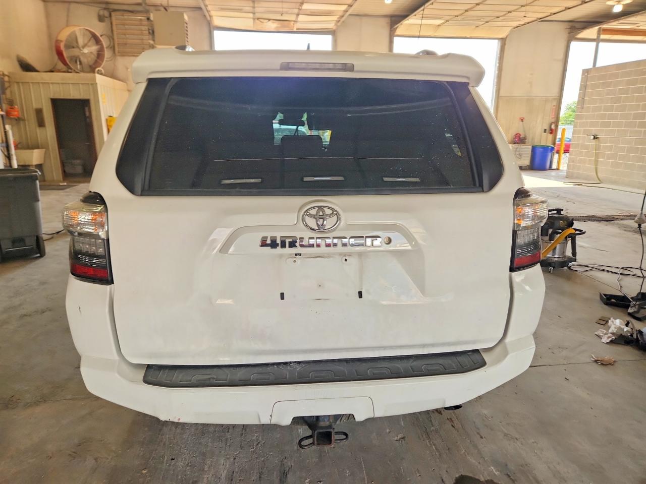 2014 Toyota 4Runner Sr5 - Image 6