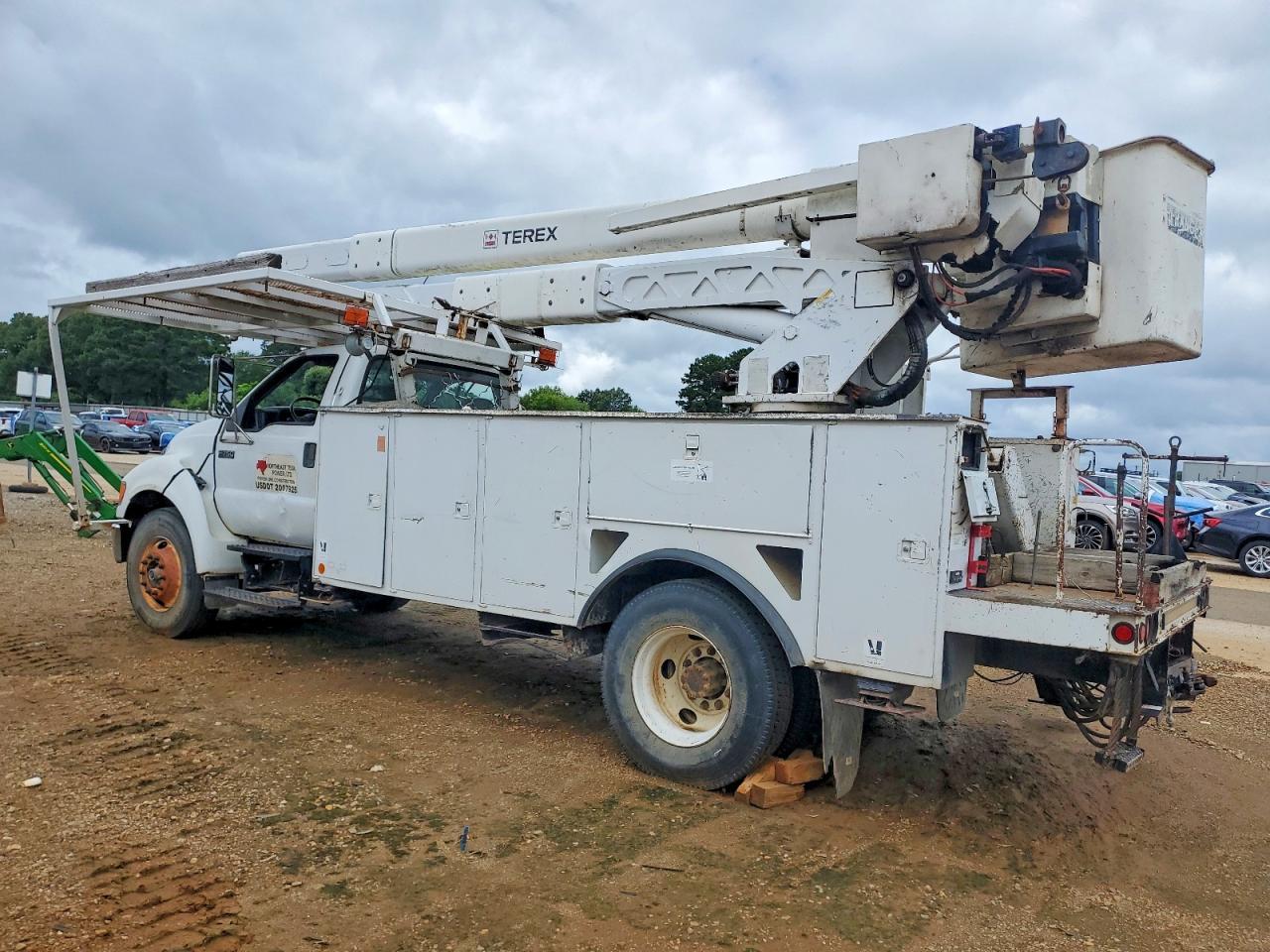 2007 Ford F750 Super Duty Bucket Truck - Image 3