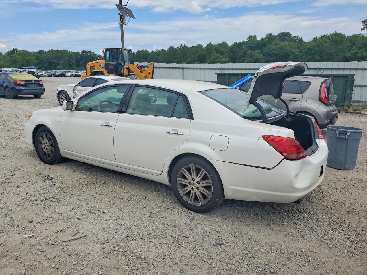 2008 Toyota Avalon Limited - Image 2
