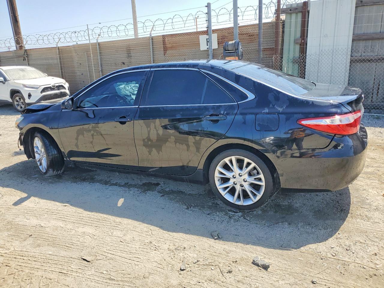 2016 Toyota Camry Le - Фото 2