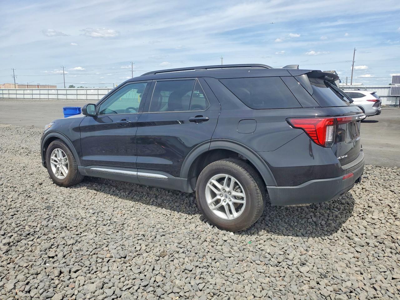 2025 Ford Explorer Active - Image 2
