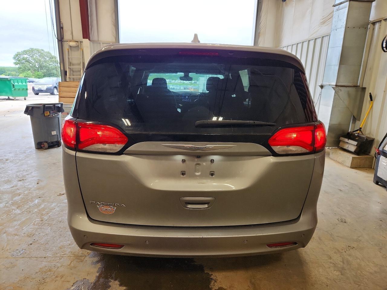 2017 Chrysler Pacifica Touring - Image 6