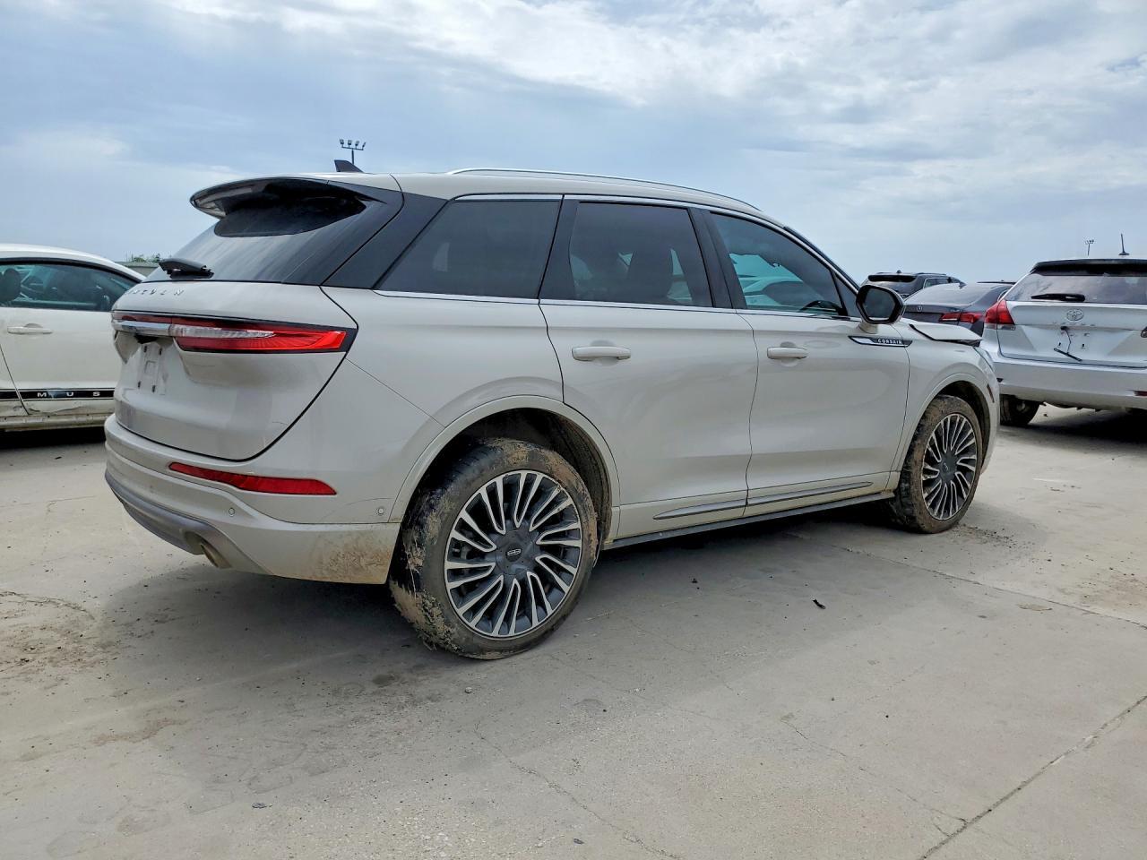 2022 Lincoln Corsair - Image 3