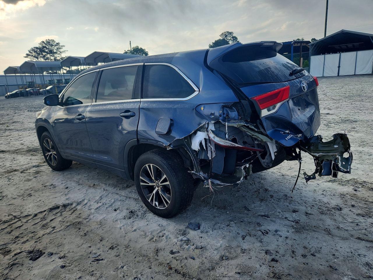 2017 Toyota Highlander Le - Фото 2