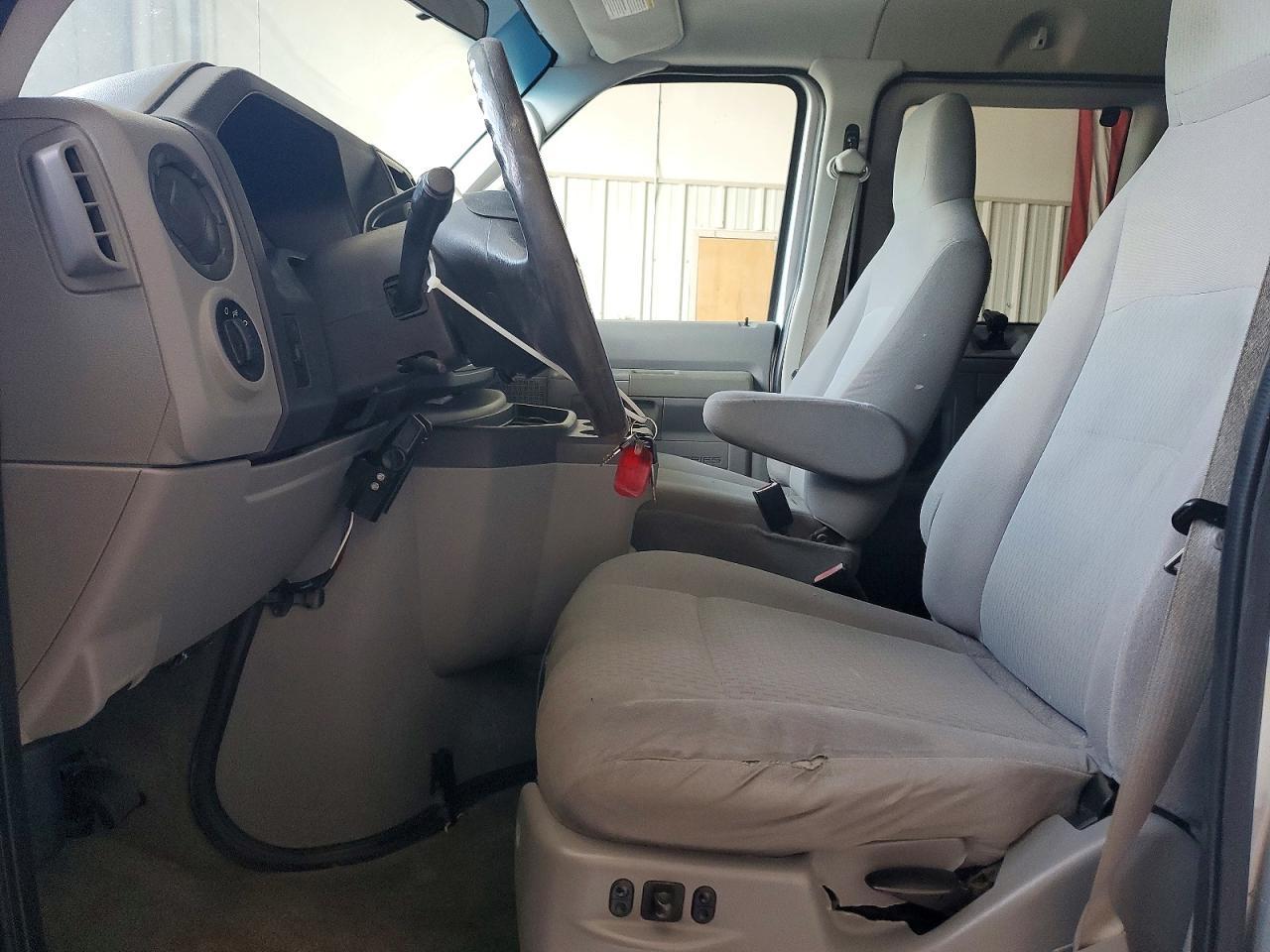 2011 Ford E-350 - Фото 7
