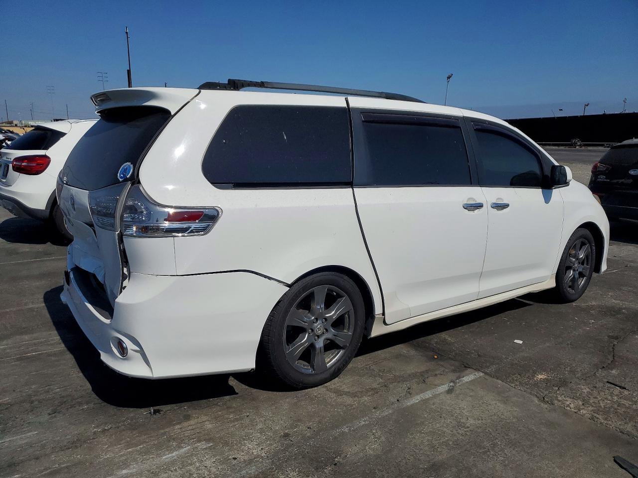 2017 Toyota Sienna Se - Image 3