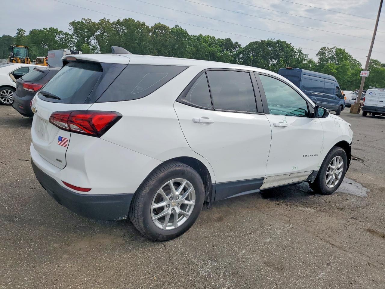 2022 Chevrolet Equinox Ls - Image 3