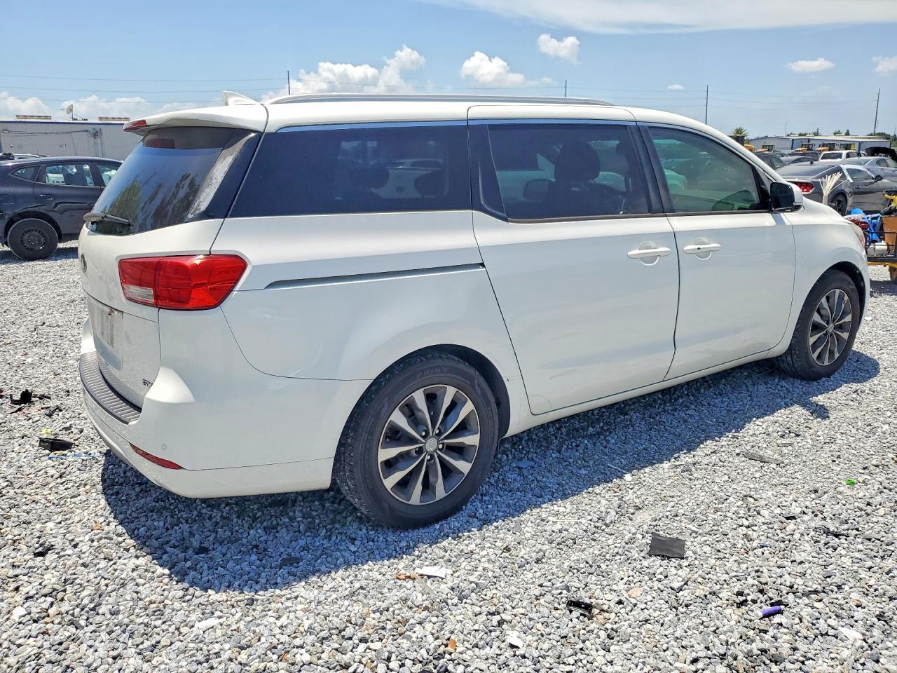 2016 Kia Sedona - Image 3