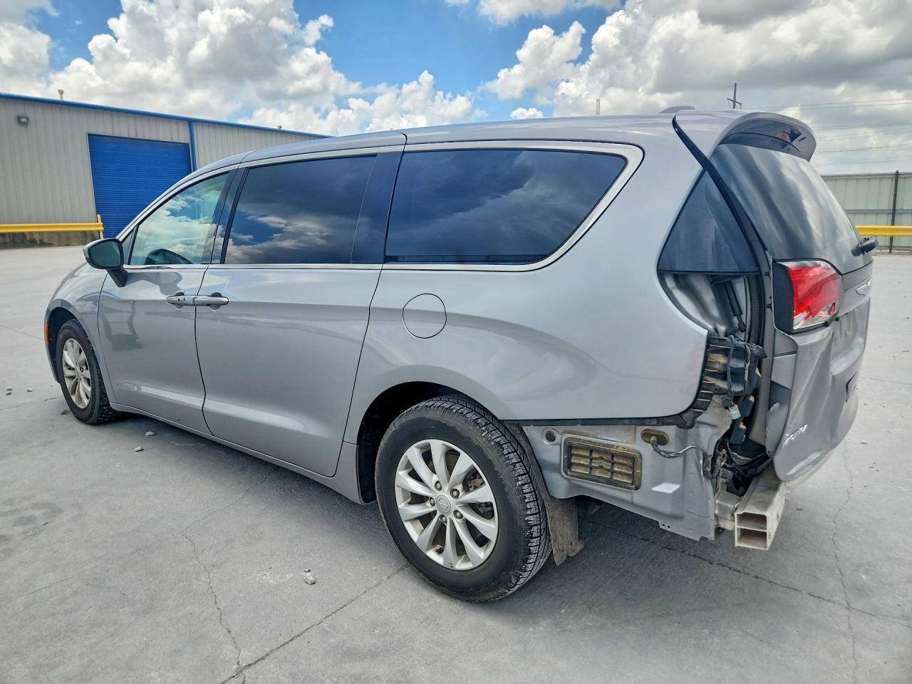 2019 Chrysler Pacifica Lx - Image 2