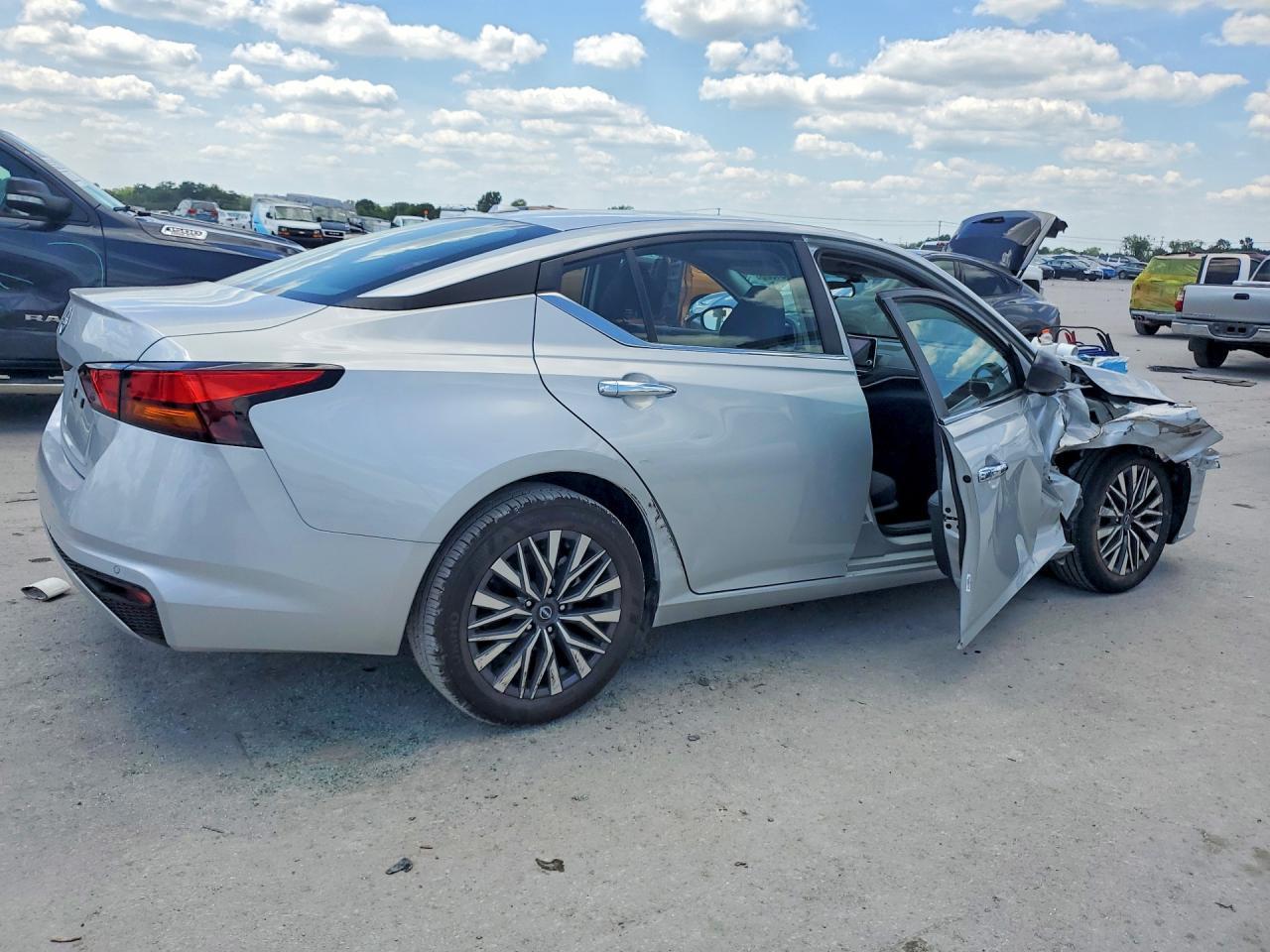 2025 Nissan Altima Sv - Image 3