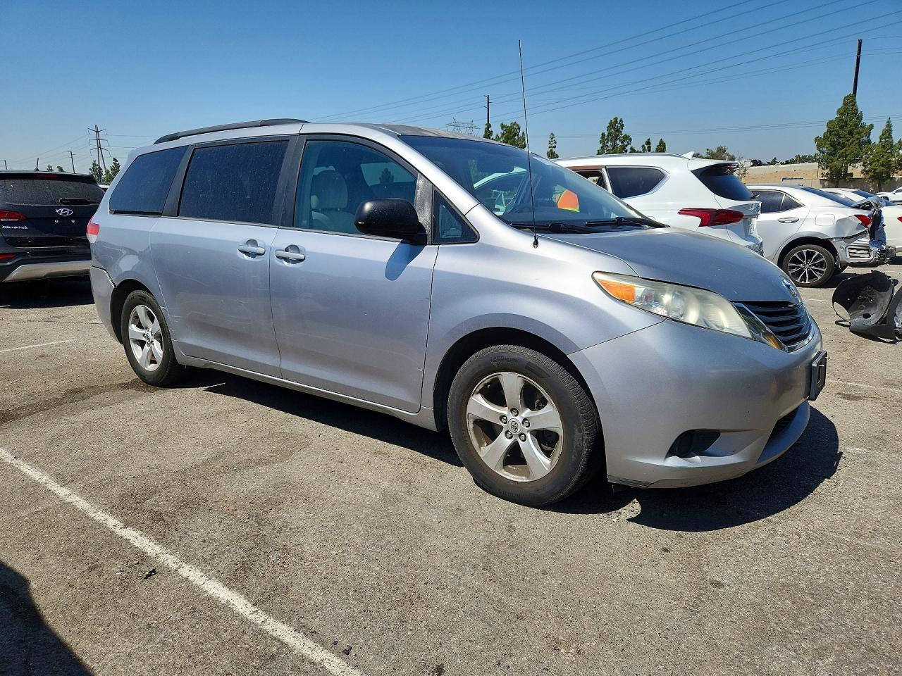2012 Toyota Sienna Le - Image 4
