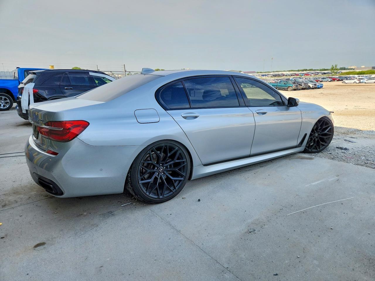 2017 BMW 750 I - Фото 3