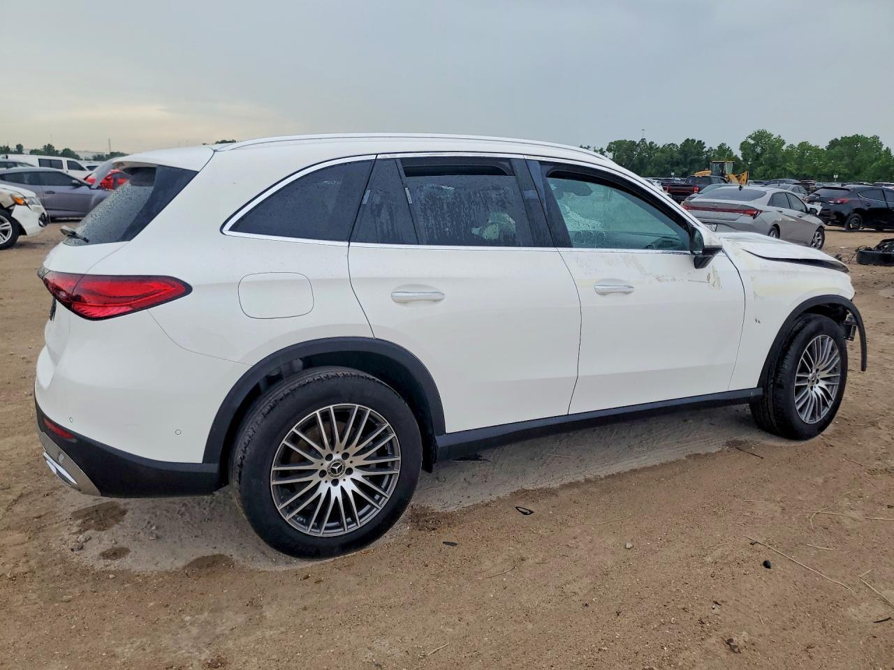 2026 Mercedes-Benz Glc 300 - Image 3