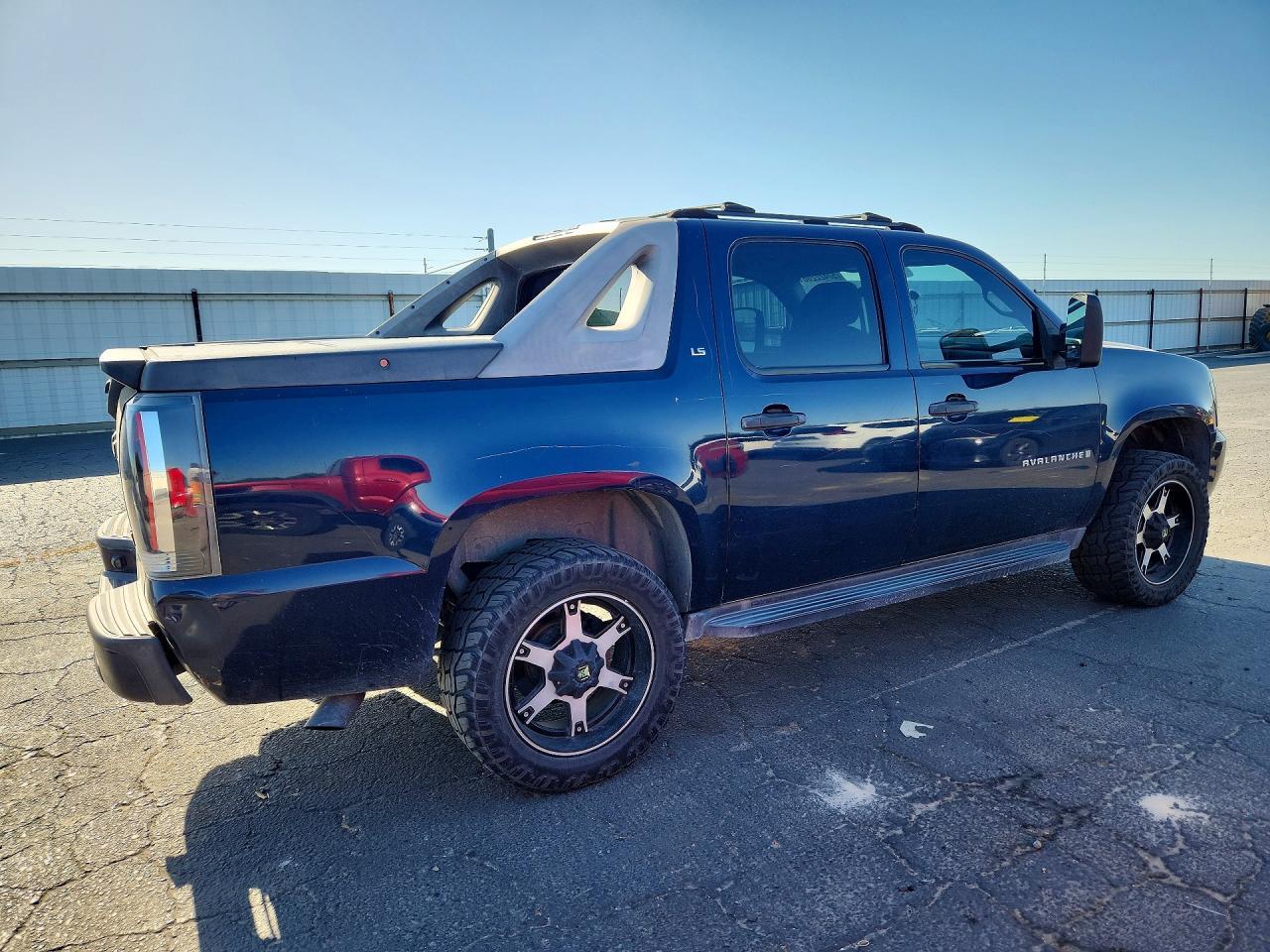 2007 Chevrolet Avalanche C1500 - Image 3
