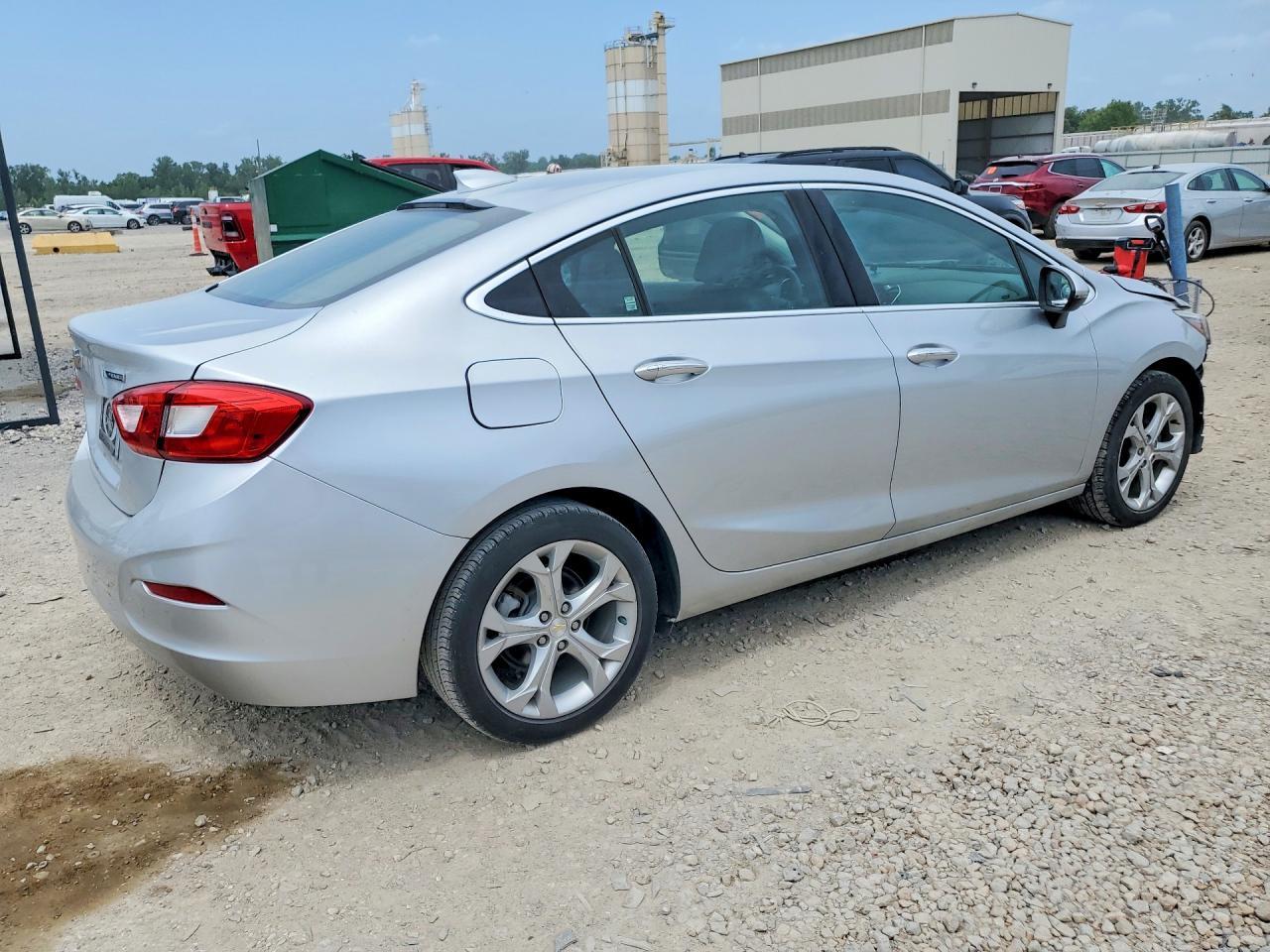 2018 Chevrolet Cruze Premier - Image 3