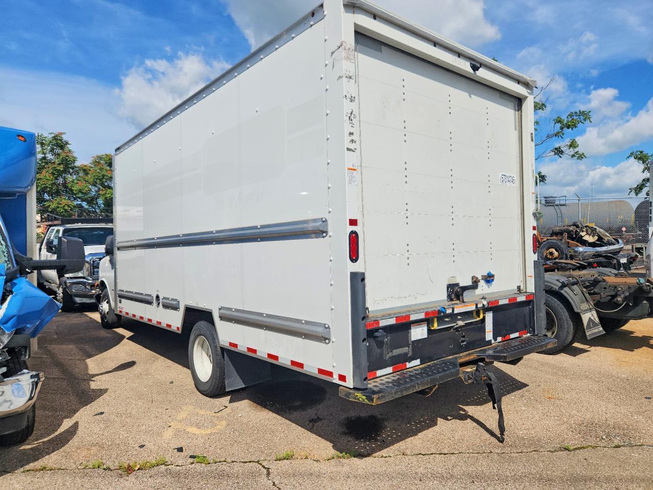 2022 GMC Savana Box Truck - Фото 2