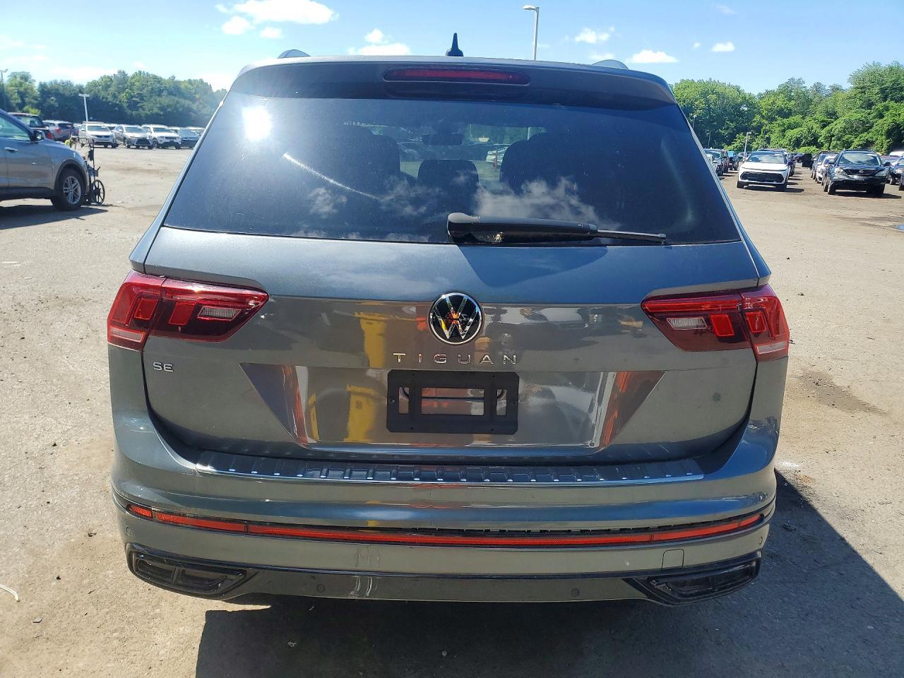 2023 Volkswagen Tiguan Se R-Line Black - Image 6