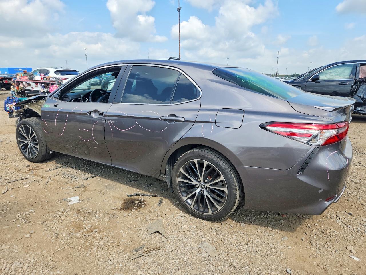2018 Toyota Camry Se - Фото 2