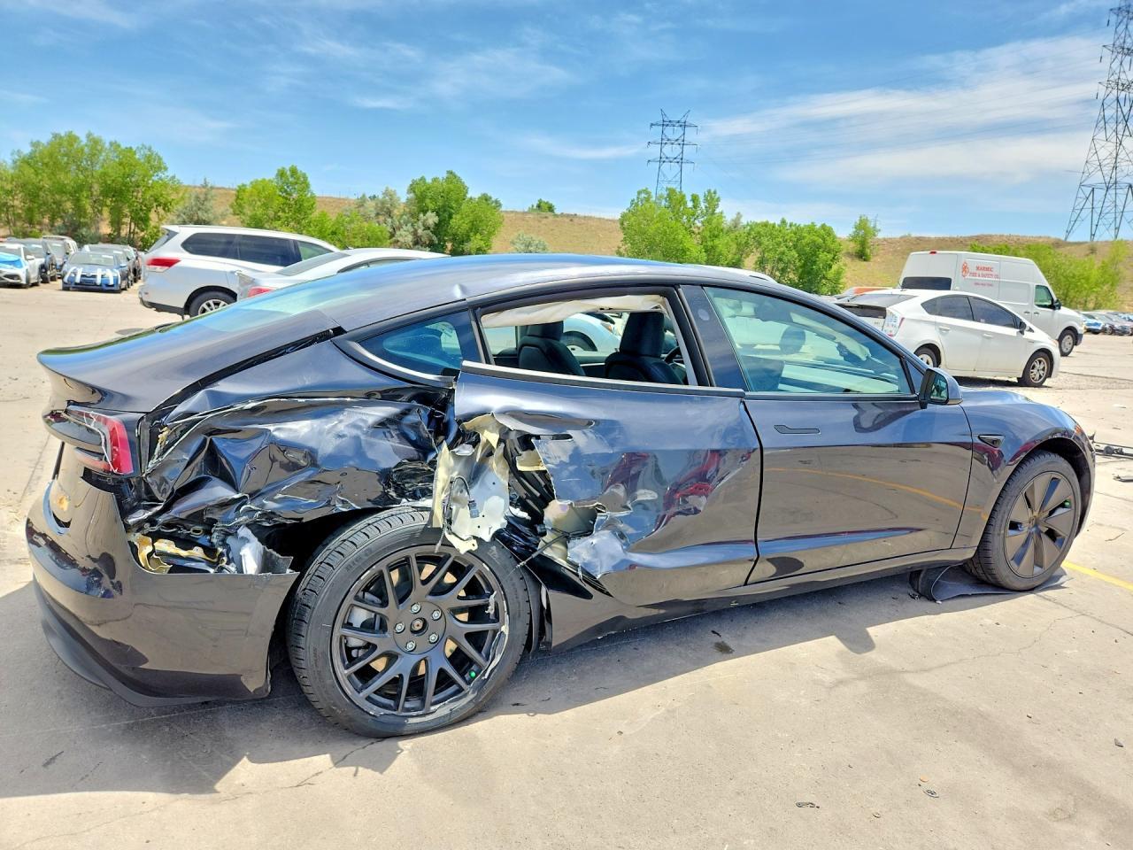 2025 Tesla Model 3 - Фото 3
