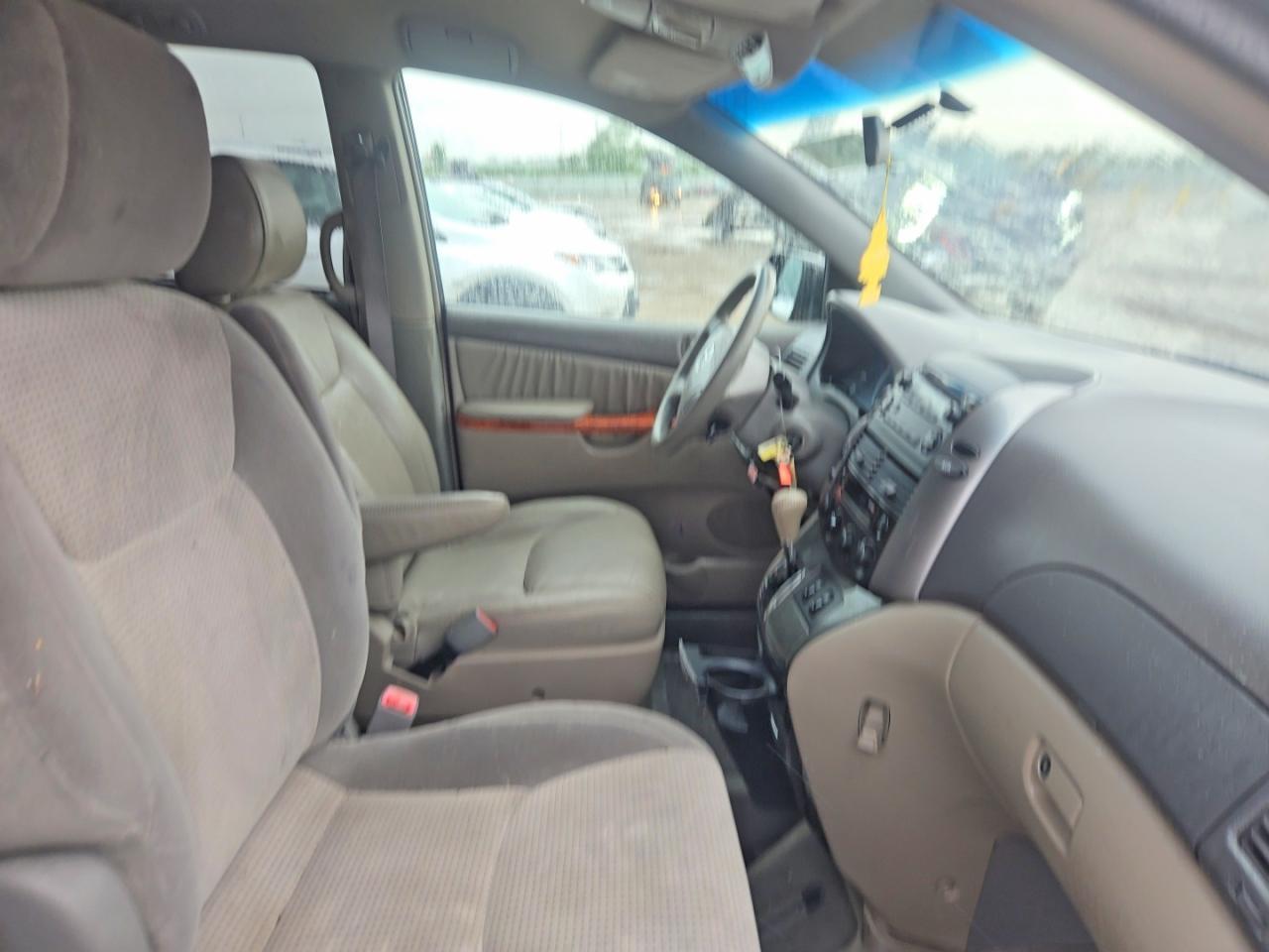 2010 Toyota Sienna Le 8-Passenger - Image 6