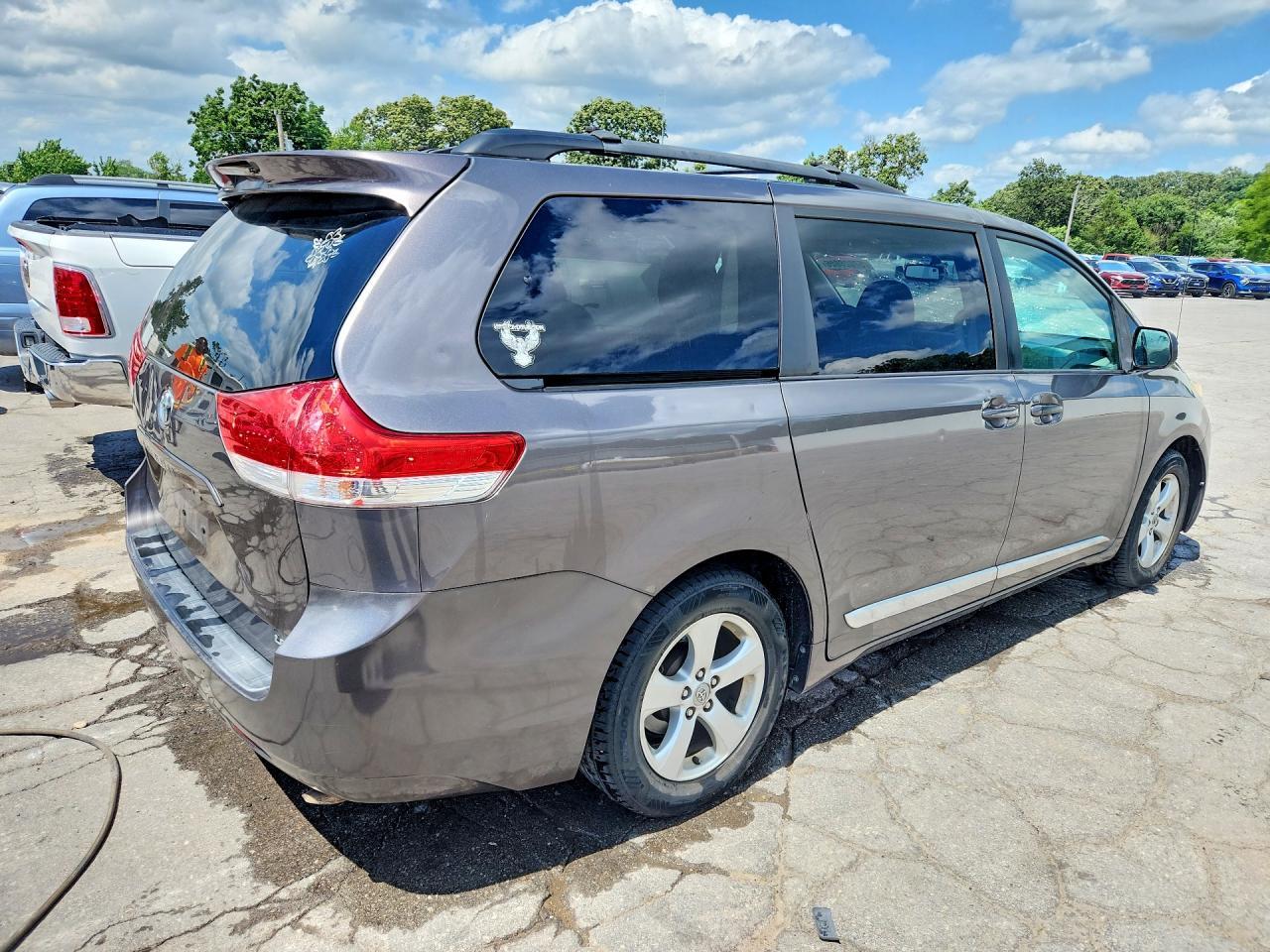 2012 Toyota Sienna Le - Image 3