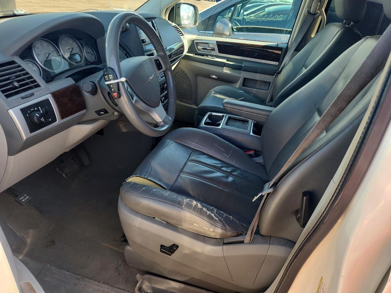 2010 Chrysler Town-Country - Фото 7