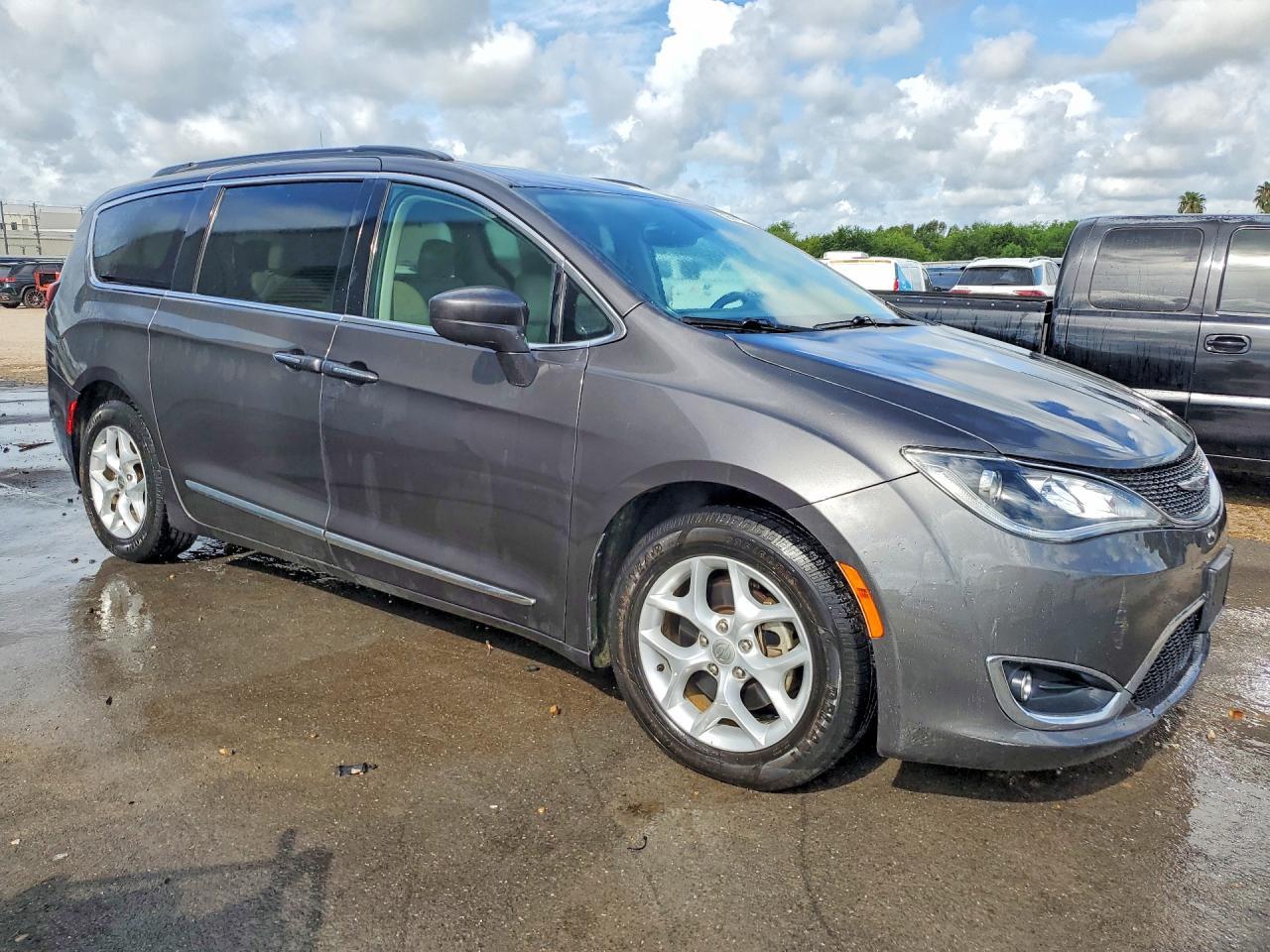 2017 Chrysler Pacifica Touring L - Image 4
