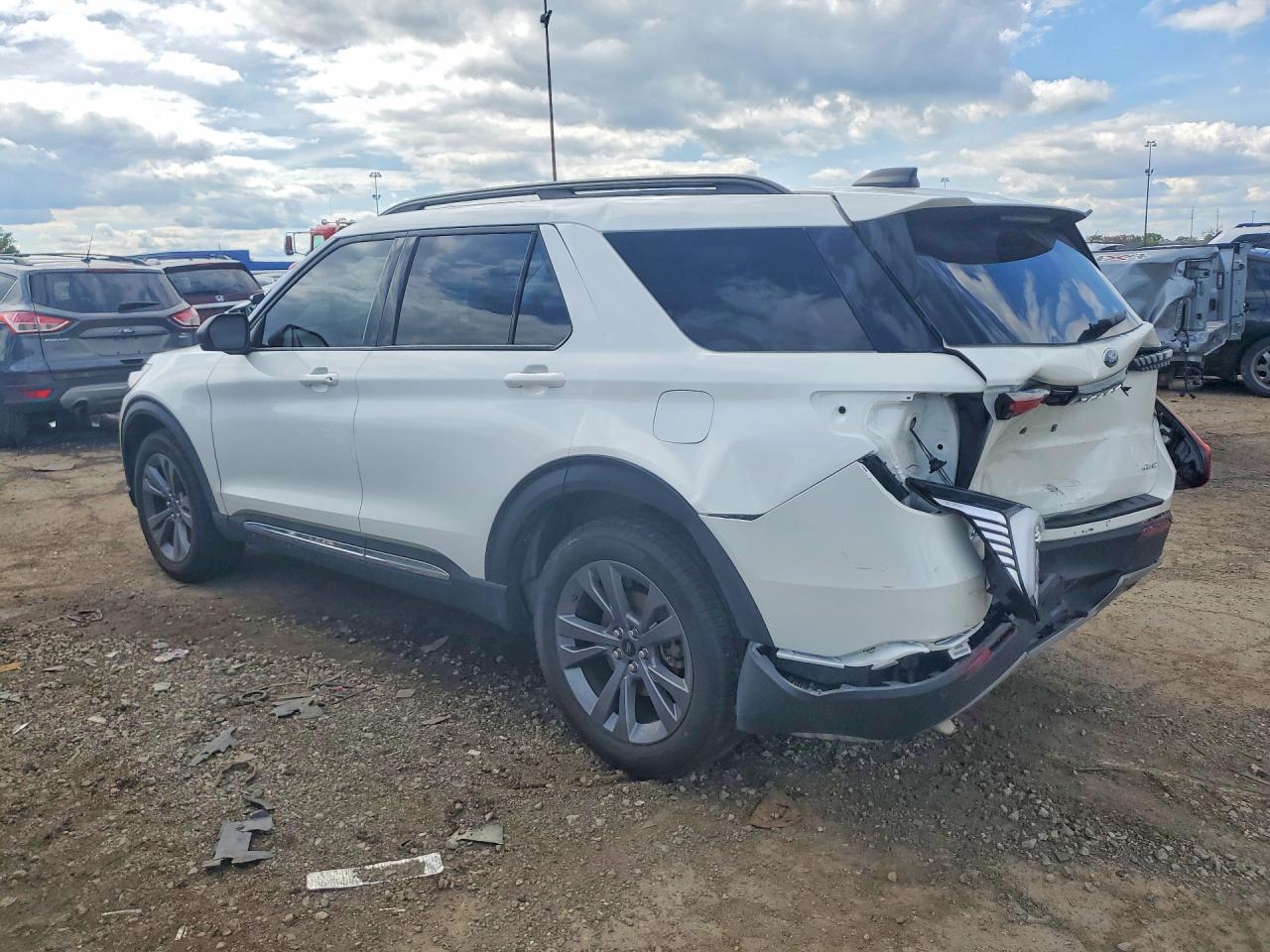 2025 Ford Explorer Active - Image 2