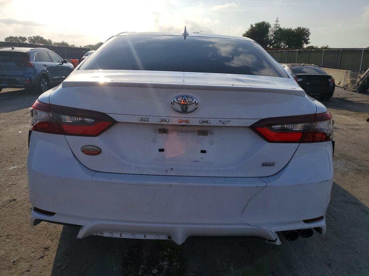2022 Toyota Camry Se - Image 6