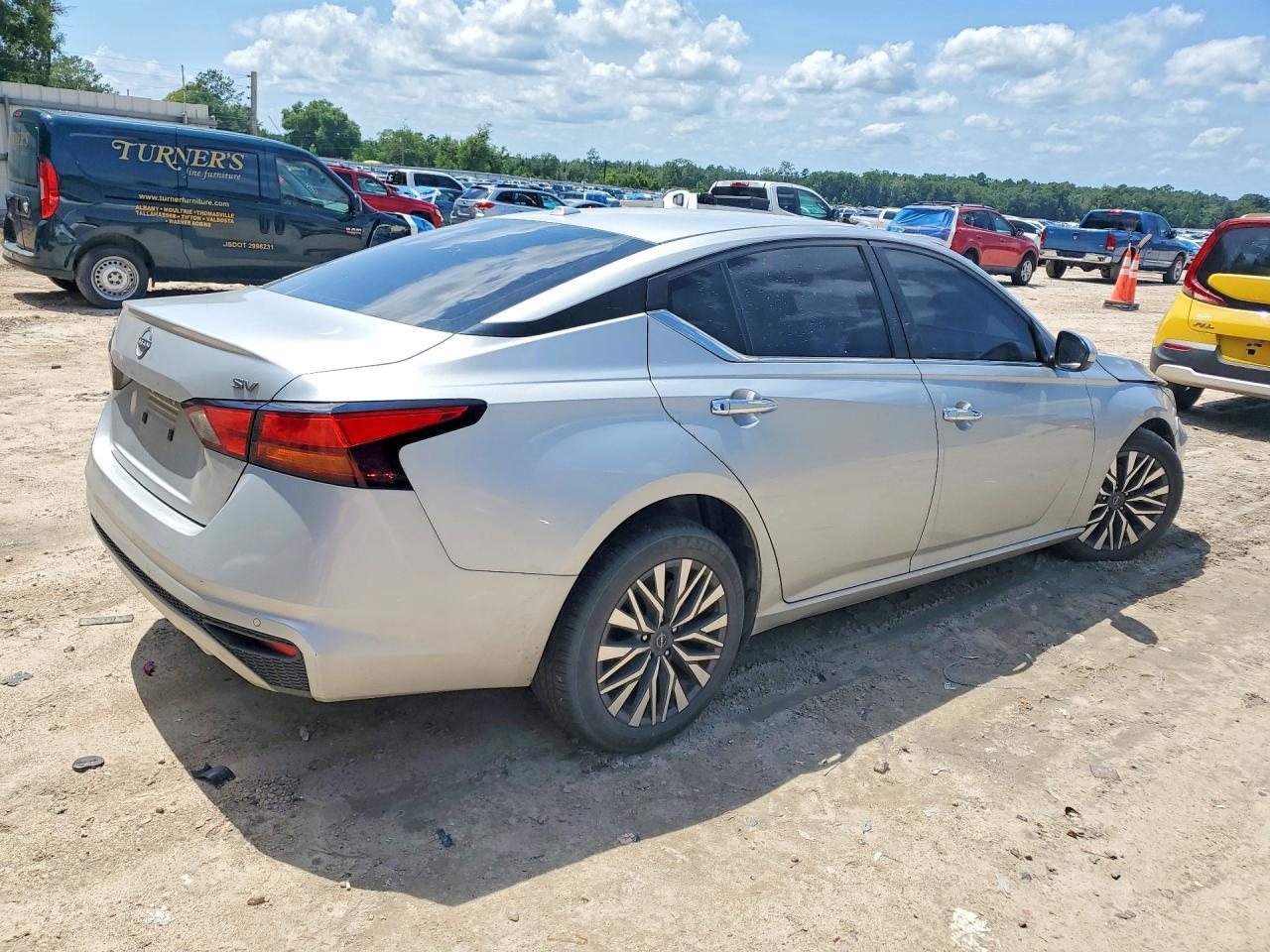 2023 Nissan Altima Sv - Image 3