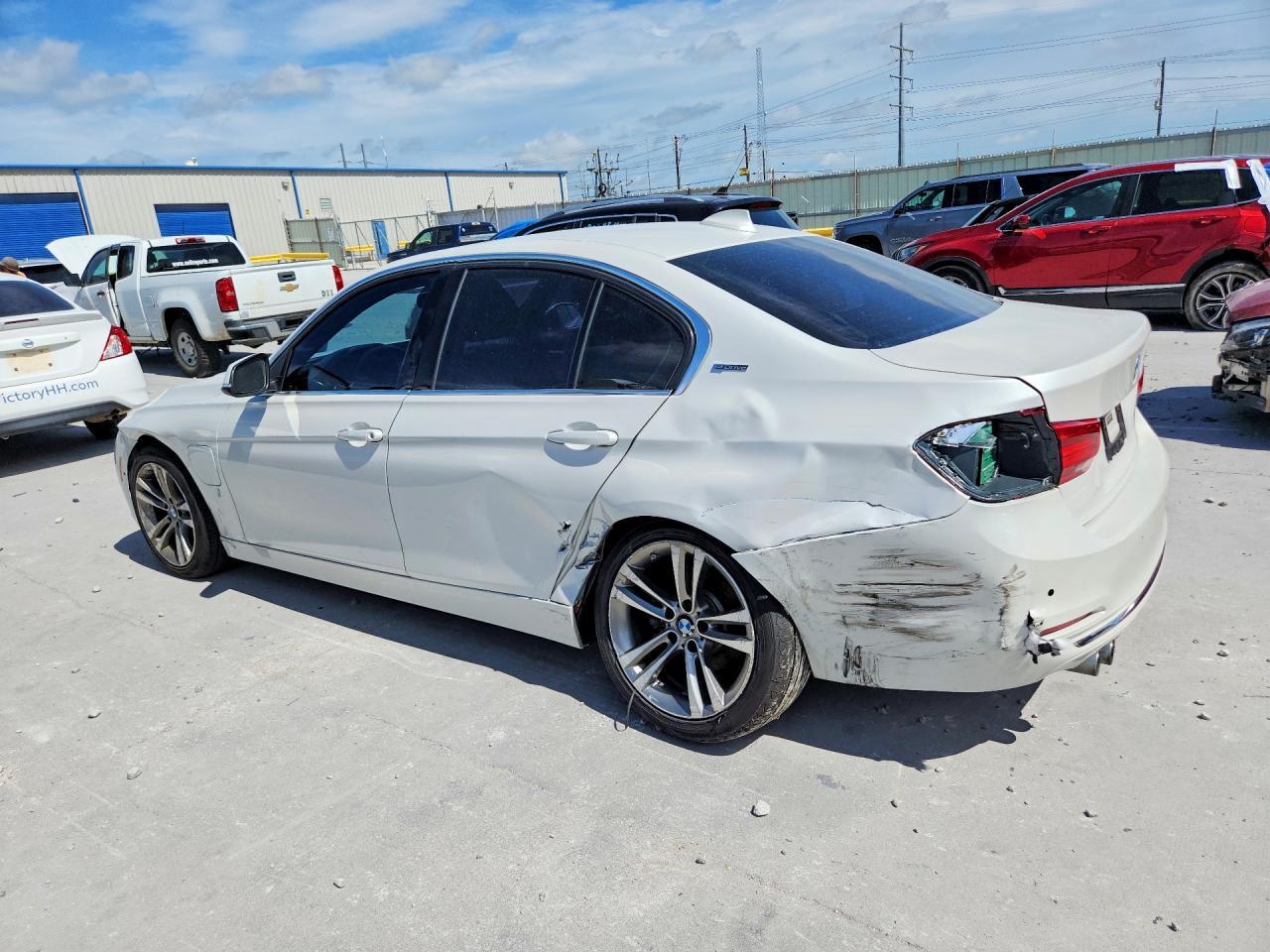2017 BMW 330E - Фото 2