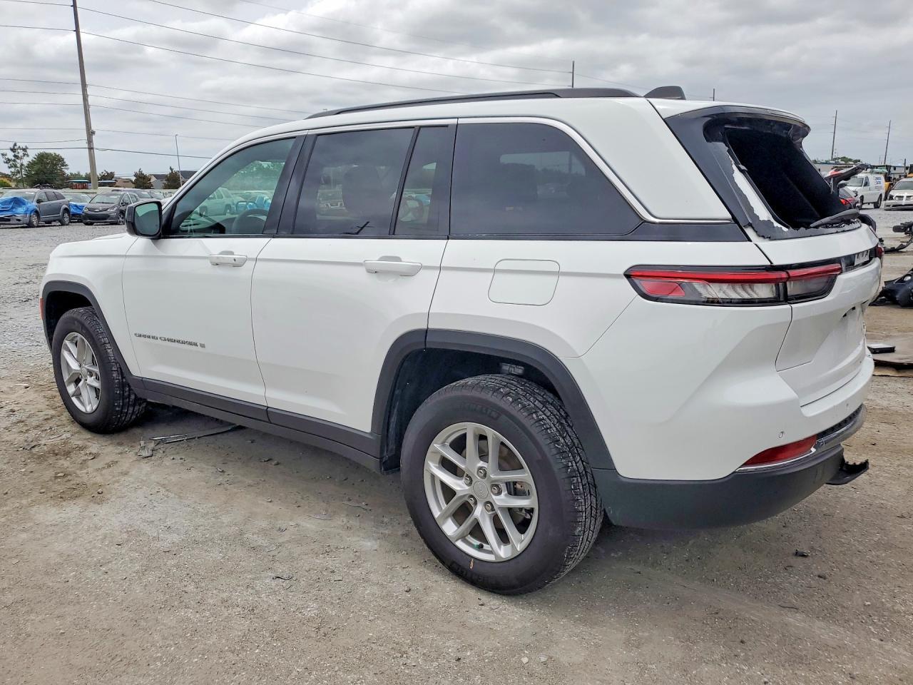 2024 Jeep Grand Cherokee Laredo - Image 2