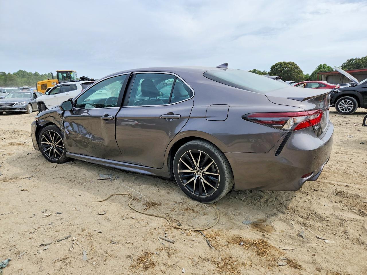2022 Toyota Camry - Фото 2